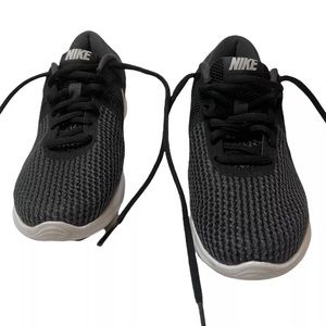 Nike Revolution 4 / Women’s Size: 5.5 / Black